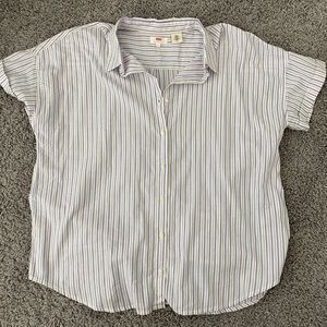 Woman’s Levi’s button up shirt